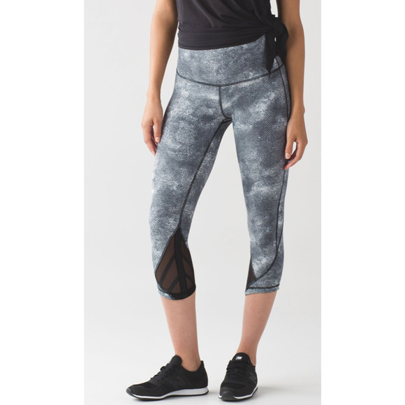 lululemon athletica Pants - Lululemon Essential Rhythm Crop (Full-On Luxtreme) Diffusion White Black Sz. 4